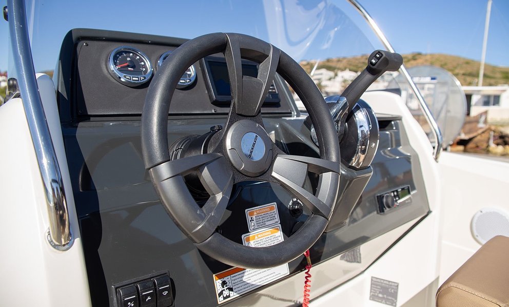 quicksilver-605-sundeck.jpg.992x598_q85_box-0,86,1836,1193_crop_detail