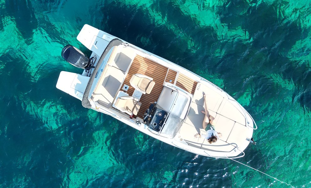 quicksilver-605-sundeck_VKyFh9H.JPG.992x598_q85_box-296,551,3885,2715_crop_detail