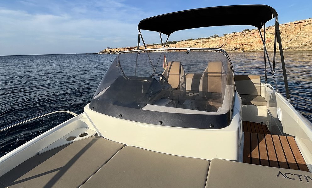 quicksilver-605-sundeck_Zrndo9K.JPG.992x598_q85_box-0,1452,3024,3274_crop_detail